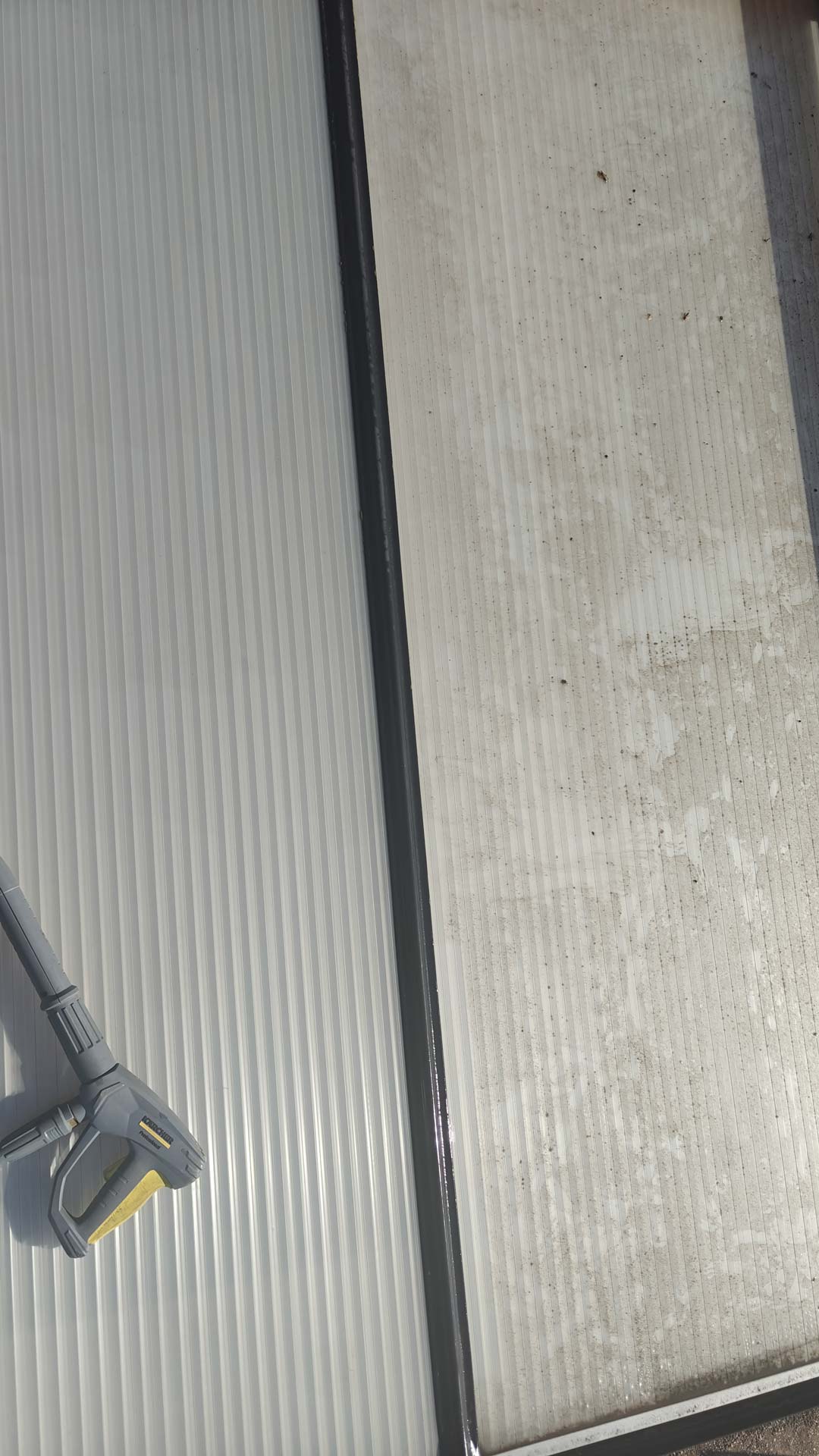 Décrassage du dessus d’une véranda en plexiglas avant-après près de Sélestat