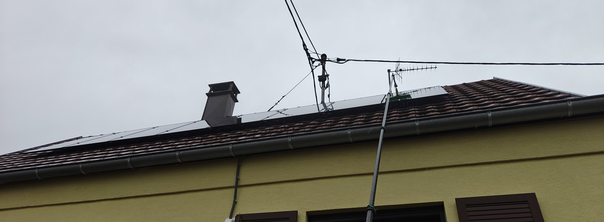 Nettoyage de panneaux solaires sur toiture de maison près de Sélestat